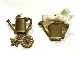 Juego de 2 pasadores de solapa de regadera - 1 flores tono dorado "Amy" 1 lazo dorado vintage - Imagen 1 de 5