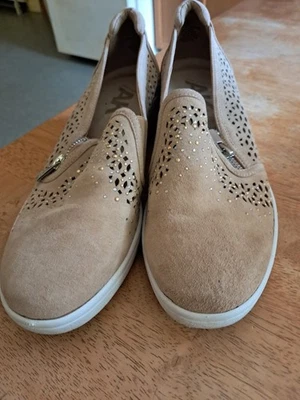 Pantalones cortos deportivos de gamuza Anne Klein con pedrería y recortes talla 9,5 Foto 1 de 4