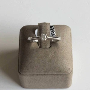 Timeless sparkle 14k white gold solitaire ring with brilliant cubic zirconia - Picture 1 of 7