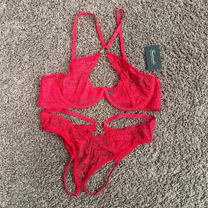 Frederick's of Hollywood Lingerie Set Lace Bra Thong Red Strappy S/M NWT - Afbeelding 1 van 7