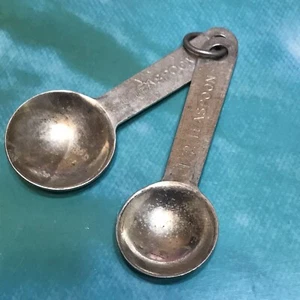 2 Vtg Measuring Spoons Aluminum On Ring Nesting 1/2 & 1 tsp Farmhouse - Picture 1 of 5