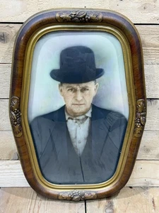 Cuadro retrato hombre en traje y sombrero madera marco ornamentado vidrio convexo Art Deco - Imagen 1 de 10