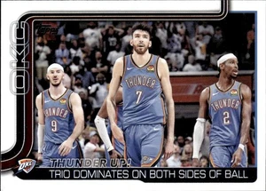 2025-26 Topps #288 Thunder Up!: Trio dominiert auf beiden Seiten des Balls - Bild 1 von 2