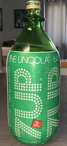 BOTELLA DE VIDRIO VERDE ETIQUETA ESPUMA 7UP UNCOLA 1978 VACÍA 64 OZ 2 CUARTOS UTILERÍA DE PELÍCULA - Imagen 1 de 13