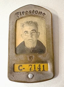 Vintage Mitarbeiter-Fotoabzeichen aus der Ära des Zweiten Weltkriegs: Firestone Tire & Rubber Co; Akron OH - Bild 1 von 2
