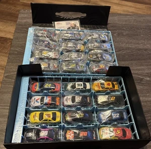 NASCAR '90s Racing Champions Stock Car custodia da collezione/con 24 auto e porta carte - Foto 1 di 9