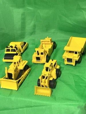 Lot (5): Vintage Hot Wheels Caterpillar Construction Trucks Plows Roller 70s 80s - Image 1 of 4