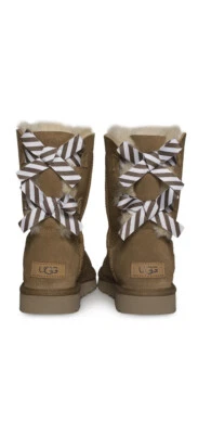 BOTAS MUJER UGG BAILEY BOW II RAYAS DIAGONALES GAMUZA CASTAÑO PIEL DE OVEJA TALLA 7 Foto 1 de 4