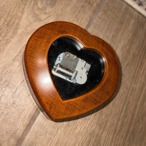 Vintage Hallmark Holz Herzform Spieluhr Klappdeckel Samt innen 4" x 2" - Bild 1 von 2