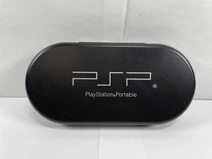 Custodia rigida ufficiale Sony PSP PlayStation nera Clamshell 8 UMD gioco - Foto 1 di 13