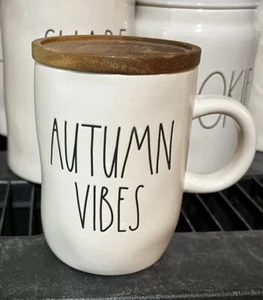Rae Dunn Autumn Vibes By Magenta Mug With Wooden Lid - Imagen 1 de 1