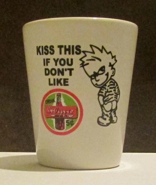 Vaso de chupito Up4Bid Charming Kiss This Dr. Pepper 1 1/2 oz Foto 1 de 1