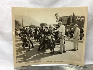 Fotografía vintage 1956 Columbia Pictures Marlon Brando motocicletas - Imagen 1 de 11