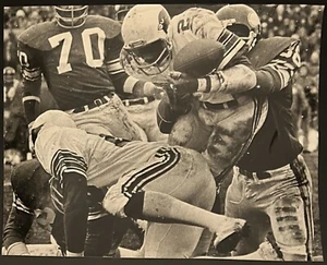 1974 Photo Type 1-Minnesota Vikings Alan Page Strips Ball From Cardinals Metcalf - Picture 1 of 2