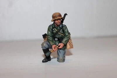 King And Country WS 288 soldat Allemand accroupi dégoupillant une grenade - Photo 1/4
