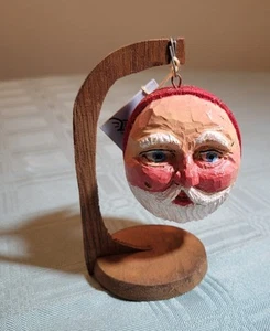 Alter Weihnachtsmannkopf aus Holz handgeschnitzt bemalt Volkskunst auf Holzständer - Bild 1 von 3