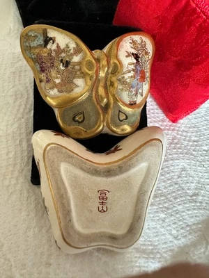 RARE ANTIQUE MINIATURE JAPANESE SATSUMA COVERED BOX SHAPE OF  BUTTERFLY BY KOZAN - Image 1 of 4