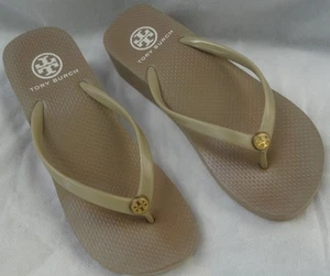 Tory Burch Größe 8 dünne PVC/EVA Gummi Keilabsatz Riemen Logo Flip-Flops, khaki - Bild 1 von 5
