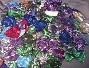 LOTE A GRANEL DE PÚAS DE GUITARRA DE CELULOIDE 0,58 mm COLORES SURTIDOS - Imagen 1 de 4