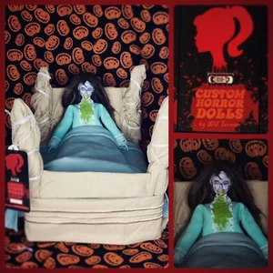 THE EXORCIST Regan MacNeil MUÑECA DE TERROR PERSONALIZADA Con Cama Única Figura de 12 Pulgadas - Imagen 1 de 3