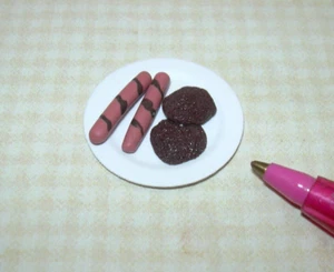 Miniature COOKED Burgers/Hot Dogs on LARGE Paper Plate: DOLLHOUSE Food 1:12 - Picture 1 of 1