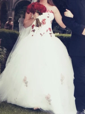 Vestido de novia Maggie Sottero blanco con rosas de lentejuelas rojas Foto 1 de 3