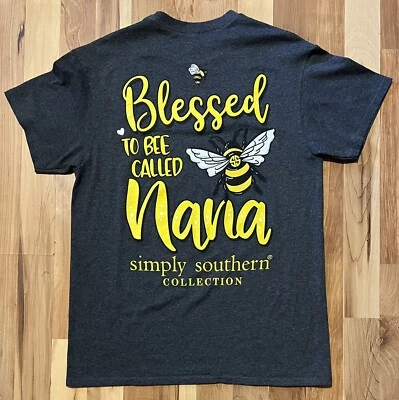 Camiseta para mujer Simply Southern "Blessed To Bee Called Nana" gris/amarillo mediana Foto 1 de 3