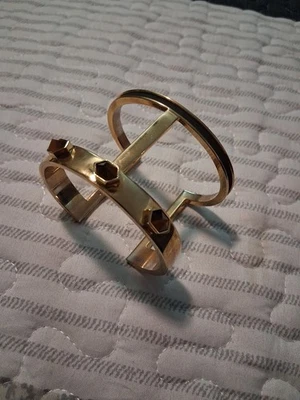 Brazalete Vince Camuto tono negro y dorado con piedras ojo de tigre Foto 1 de 4