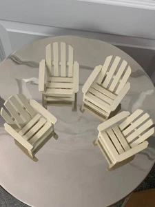 MINIATUR ADIRONDACK STÜHLE - 4ER SET WEISSE HOLZSTÜHLE DETAILLIERT UND GUT VERARBEITET - Bild 1 von 24