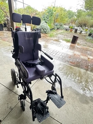 Silla de ruedas Sunrise Quickie Zippie pediátrica inclinable en el espacio Foto 1 de 4