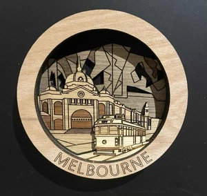 NUEVO Imán de recuerdo Melbourne redondo de madera grabado con láser 3D - Tranvía y Flinders St - Imagen 1 de 1