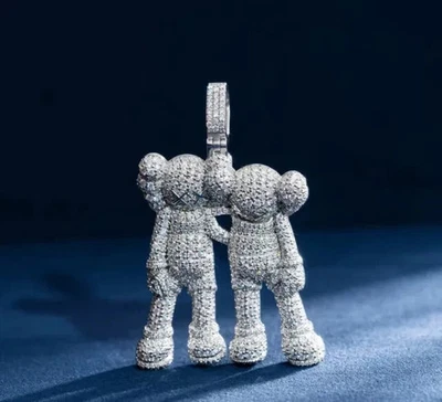 Colgante de plata de ley 925 con dibujos animados personalizados de moissanita real de corte redondo de 2,70 quilates Foto 1 de 4