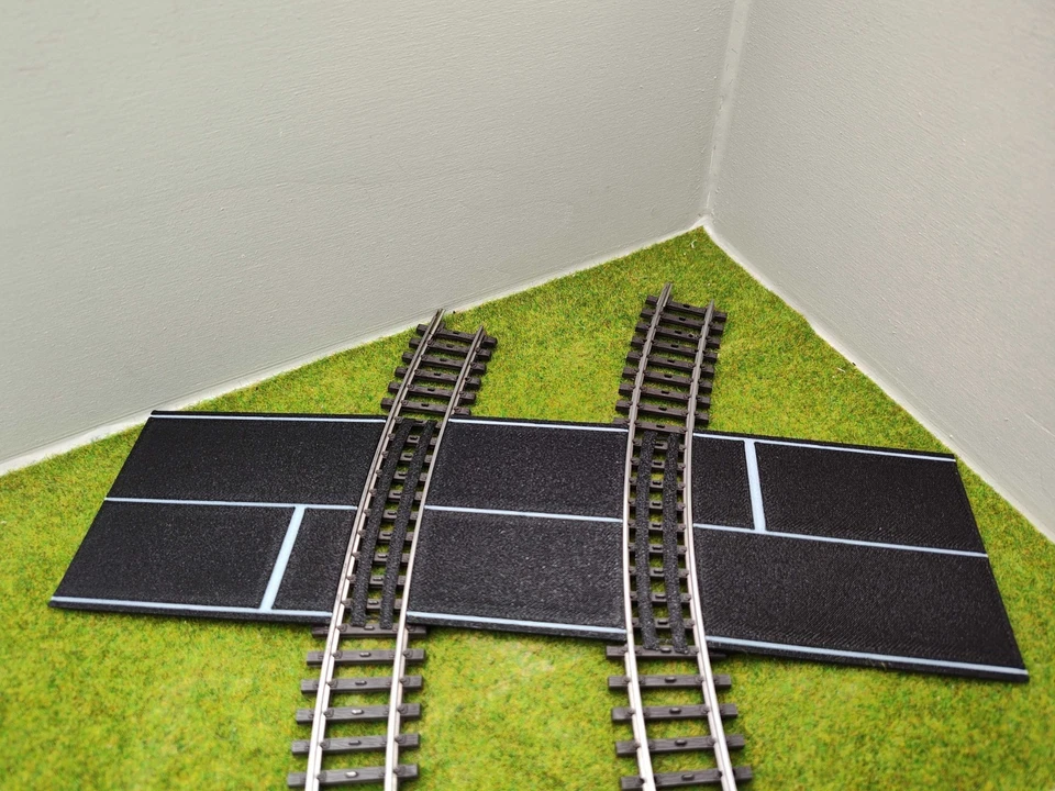 JERKUI 3D DRUCK UND MODELLBAU H0 Zubehör - H0 Bahnübergang für Märklin K-Gleis - Zweigleisig-P 58x70mm-H0 1:87