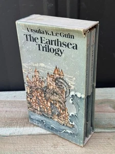 The Earthsea Trilogy Ursula K. Le Guin 1975 Batam Books Box Set Slipcase 2 Books - Foto 1 di 6