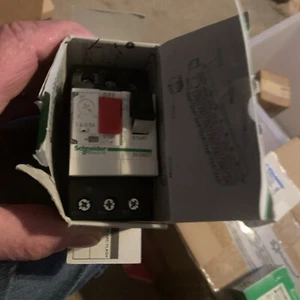 For NEW Schneider GV2ME07 Motor circuit breaker GV2-ME07 NIB 1.8-2.5 Amp - Picture 1 of 4
