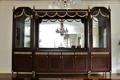 Vitrina China frontal iluminada de caoba personalizada con estilo Regency dorado Foto 1 de 4