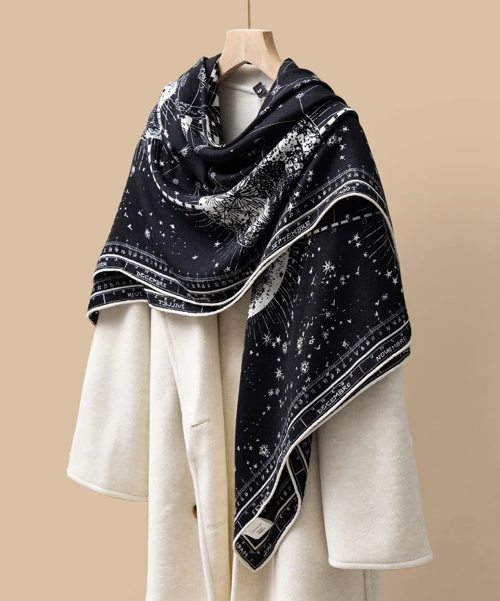 70% 羊绒和 30% 真丝裹巾指南针印花双面印花披肩 51 全新 — 第 1/4 张图片