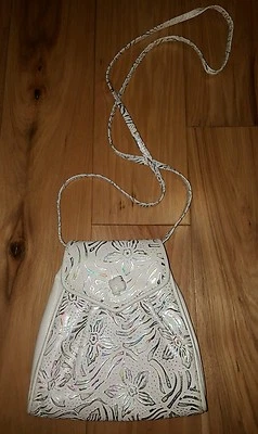 BOLSO DE HOMBRO SAKS QUINTA AVENIDA CUERO ITALIANO Blanco Metalizado Floral Italia De Colección Foto 1 de 4