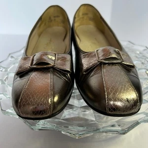 Zapatos planos Paradise Kittens metálicos marrón plateado con lazo de cuero 9,5 M - Imagen 1 de 6