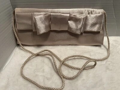"Bolso sin asas Jessica McClintock beige satinado mini lazo 10"" ancho X 5"" altura usado en excelente estado" Foto 1 de 4