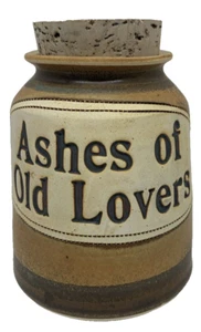 Vintage 5 3/8" x 4" "Ashes Of Old Lover" gestempelt Keramik braun glasiert Glas Kanister - Bild 1 von 13