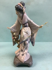 Figura Lladro “Teruko” Niña Japonesa con Sombrilla 10 1/2”H - Imagen 1 de 9
