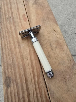 Navaja de seguridad Edwin Jagger de doble filo con hojas adicionales de colección Foto 1 de 2