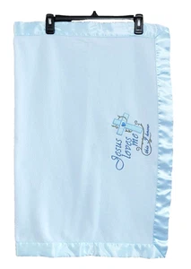 Izzy Blue Baby Blanket Embroidered Jesus Loves Me Satin Border Polyester - Imagen 1 de 5