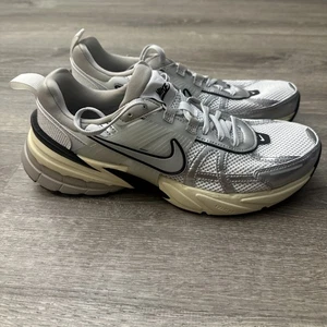 Mens 9.5 - Nike V2K RUN Pure Platinum Metallic Silver Casual Shoes HJ4497-100 - Picture 1 of 6