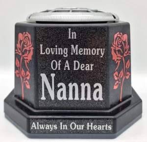 Nanna Graveside vaso di fiori regalo commemorativo, scritta in argento con rose - Foto 1 di 5