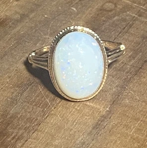 Anillo victoriano vintage de oro amarillo de 10k ópalo de fuego blanco - Imagen 1 de 17