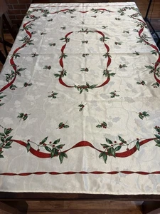 Mantel de Navidad de Colección Marfil Damasco con Cinta Roja y Diseño de Acebo 52x69 - Imagen 1 de 3