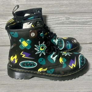 Dr. Martens Kinder 1460 Sticker Print Leder Schnürstiefel Größe 4 schwarz Reißverschlüsse - Bild 1 von 7