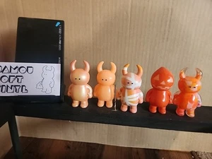 Artista Ayako Takagi UAMOU Vinilo Suave Coleccionable RARO Calabaza y Naranja Lote de 5 - Imagen 1 de 4
